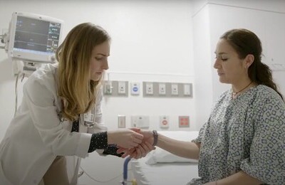 Кодирование Аквилонг в Всеволожске Врач держит пациентку за руку